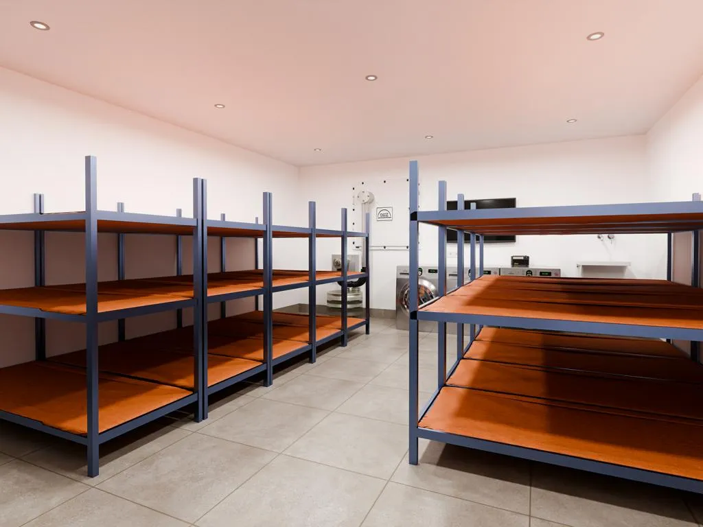 Schutzraum Innenansicht mit Betten und Belüftung